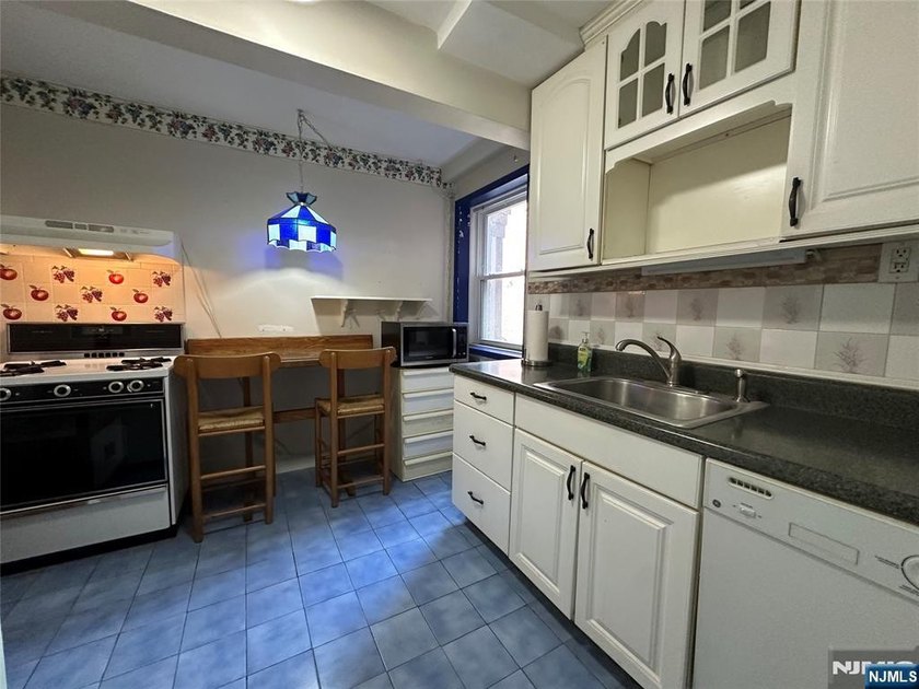 Large Studio.The HOA fee covers: taxes, heat, water and WiFi - photo 8