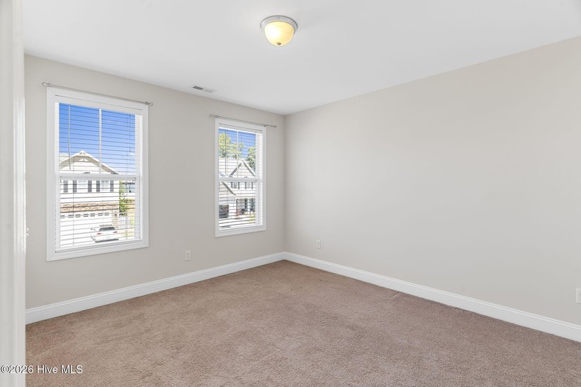 Charming and move-in ready, 3 Br/2.5 Ba home with scenic pond - photo 31