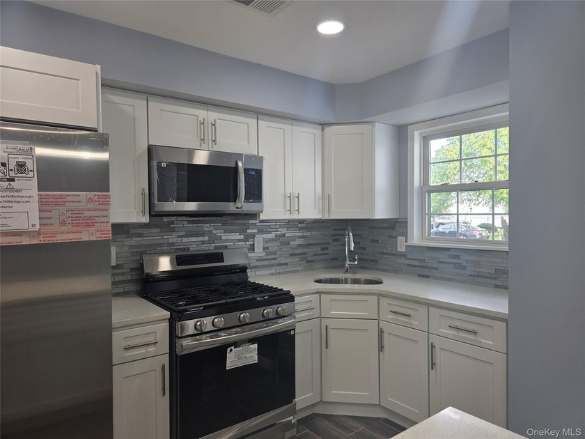 Newly renovated townhouse - bright, modern living in a great - photo 2