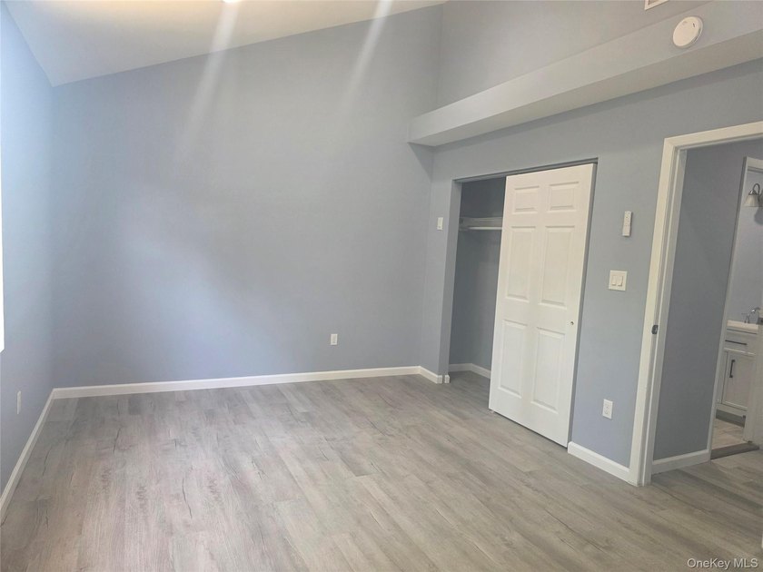Newly renovated townhouse - bright, modern living in a great - photo 4
