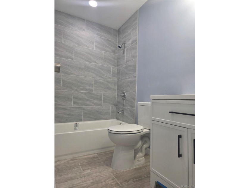 Newly renovated townhouse - bright, modern living in a great - photo 6
