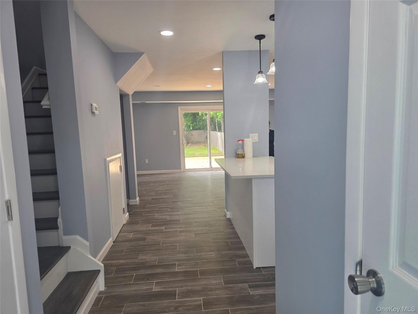 Newly renovated townhouse - bright, modern living in a great - photo 8
