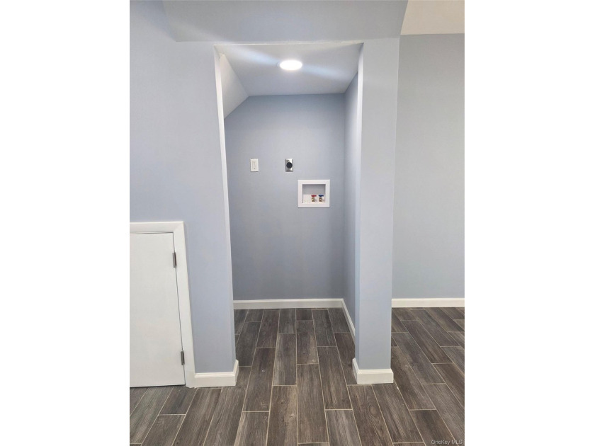 Newly renovated townhouse - bright, modern living in a great - photo 9
