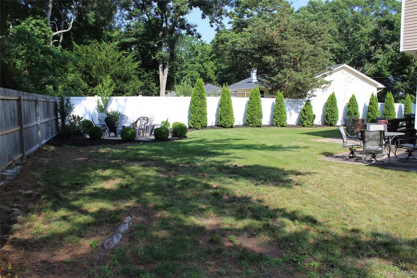 This fully renovated, 4-bedroom, 3-bathroom Colonial merges - photo 12