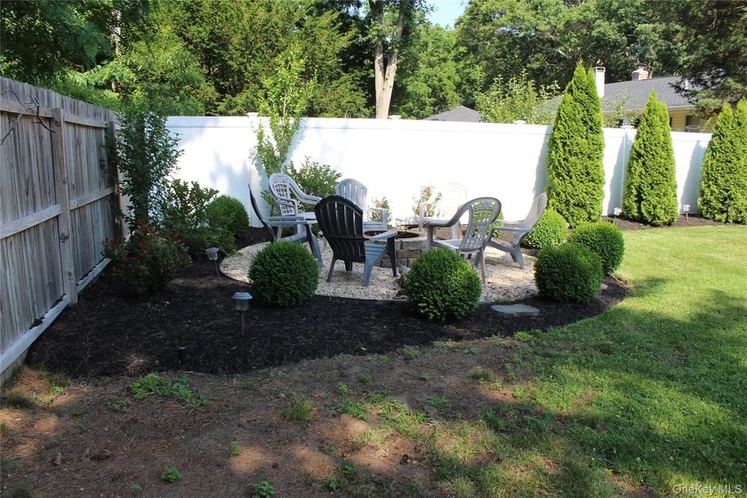 This fully renovated, 4-bedroom, 3-bathroom Colonial merges - photo 13