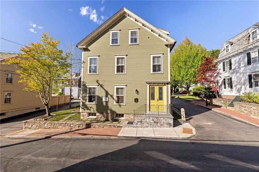 Location is everything in Newport and this unit puts you right - photo 2