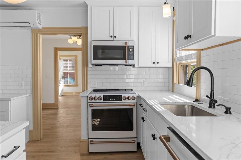 Location is everything in Newport and this unit puts you right - photo 4