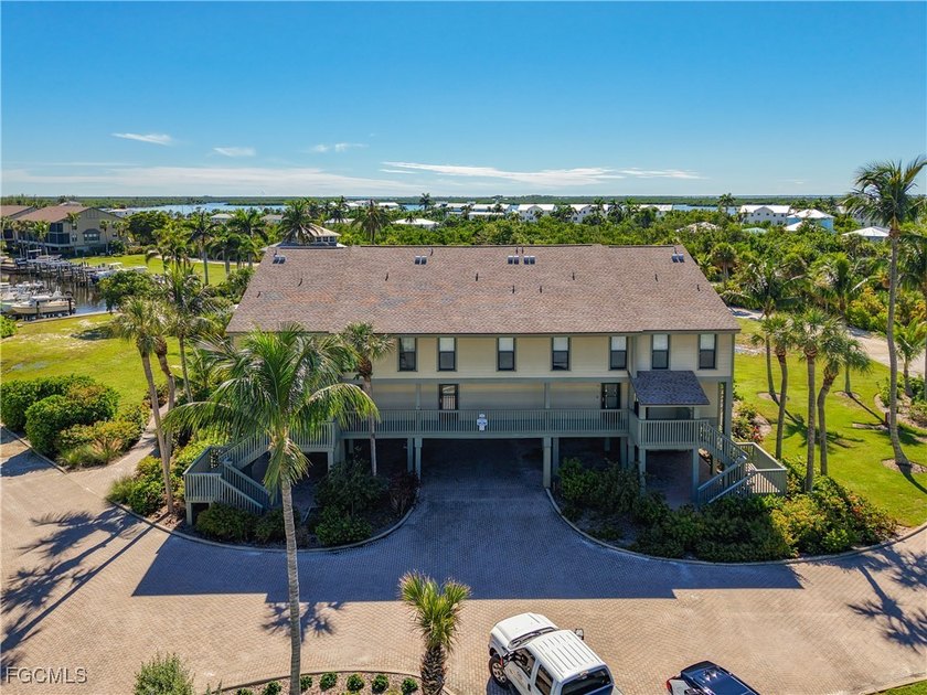 Welcome to your slice of paradise on beautiful Jug Creek, where - photo 3