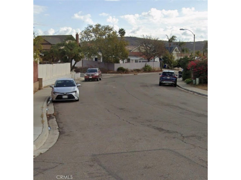 Beautiful Home in a Great Neighborhood.3 large Bedrooms 2 baths - photo 2