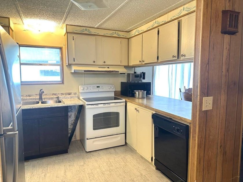 PRICED TO SELL AND FULL OF POTENTIAL!!! THIS 2-BEDROOM - photo 6