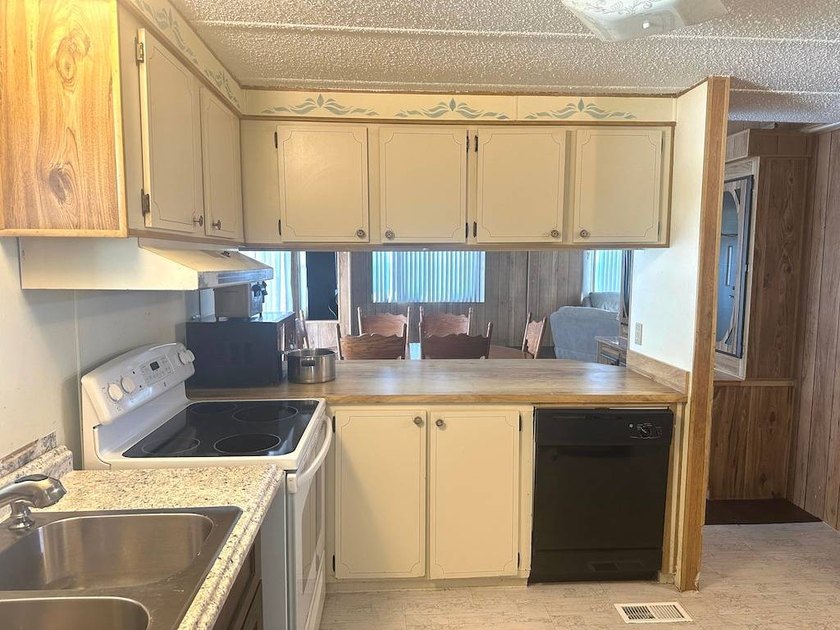 PRICED TO SELL AND FULL OF POTENTIAL!!! THIS 2-BEDROOM - photo 7