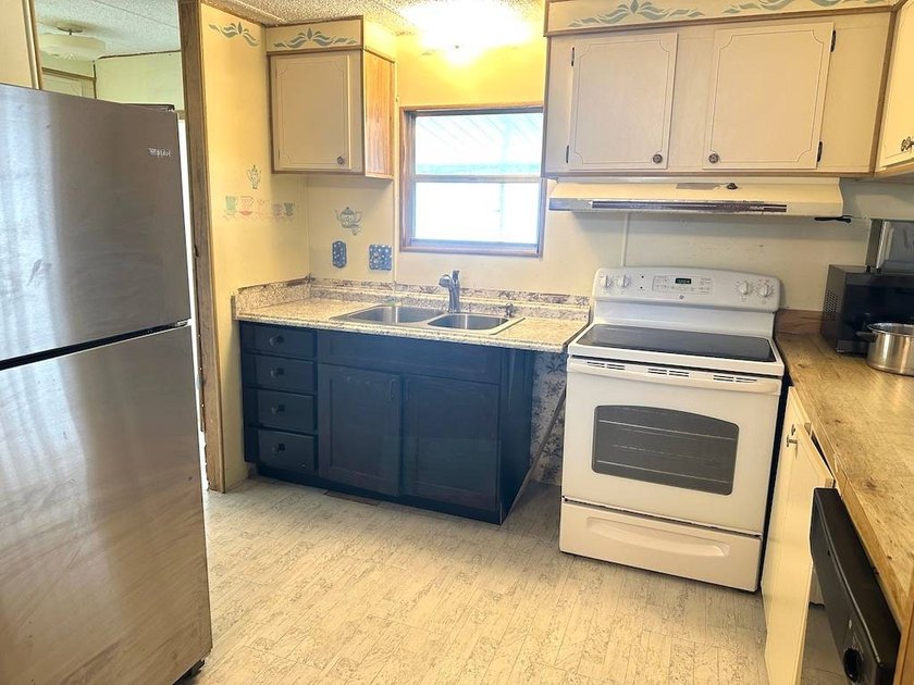 PRICED TO SELL AND FULL OF POTENTIAL!!! THIS 2-BEDROOM - photo 9