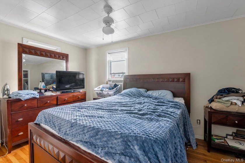 This detached two-family features a 3-bedroom/1-bathroom unit - photo 6