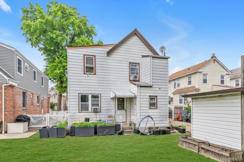 This detached two-family features a 3-bedroom/1-bathroom unit - photo 9
