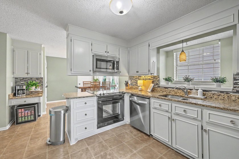 Golf course views, convenient location, NO HOA, low electric - photo 22