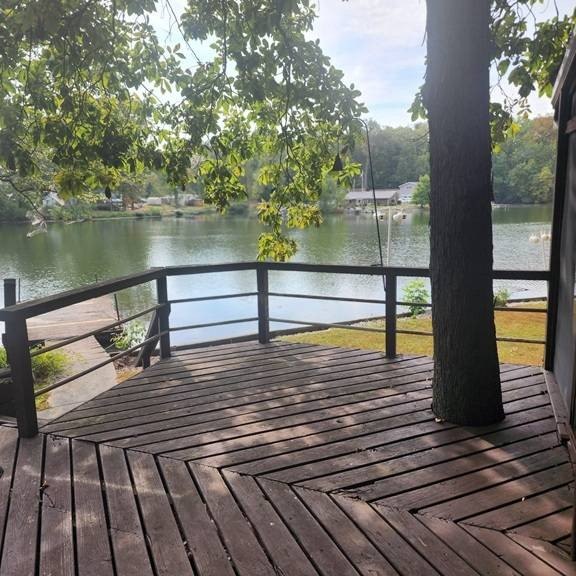 A picture-perfect retreat! A home nestled on a wooded lot - photo 3