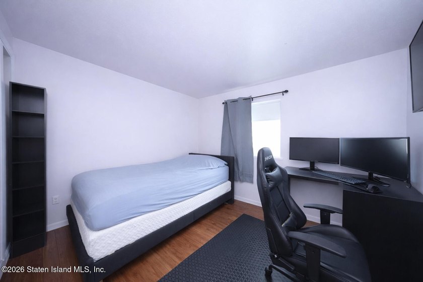 Welcome to 32 Amanda Ct, a spacious townhouse located in the - photo 11