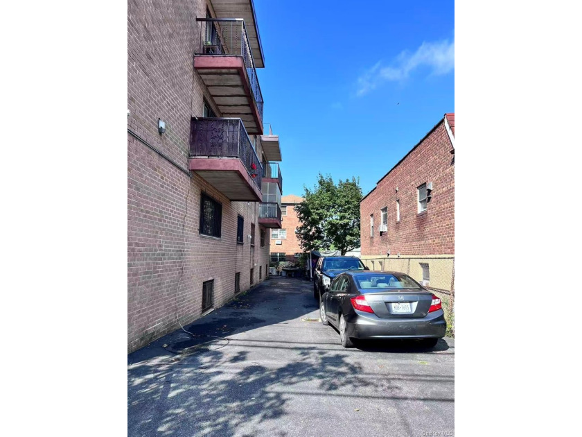 It's a rare spacious office in Flushing, featuring 912sqft of - photo 2