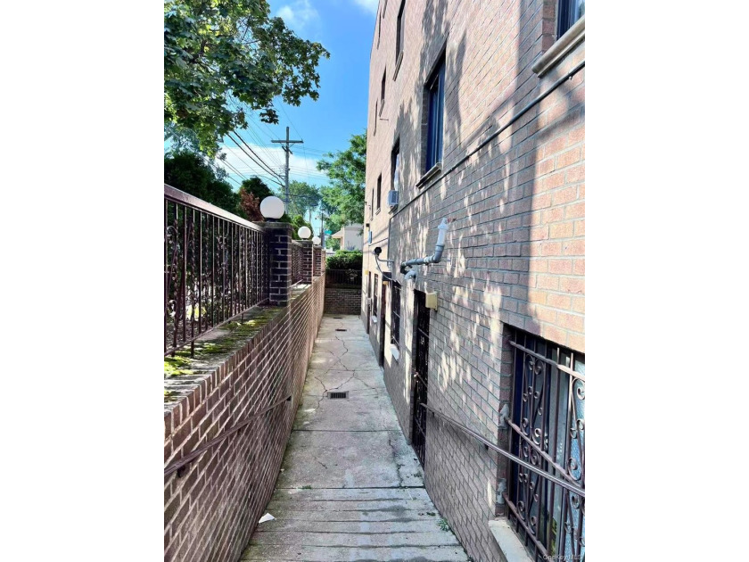 It's a rare spacious office in Flushing, featuring 912sqft of - photo 3