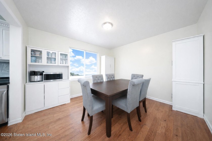 Welcome to 32 Amanda Ct, a spacious townhouse located in the - photo 14