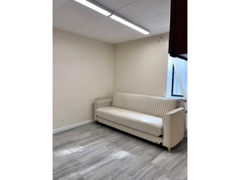 It's a rare spacious office in Flushing, featuring 912sqft of - photo 5