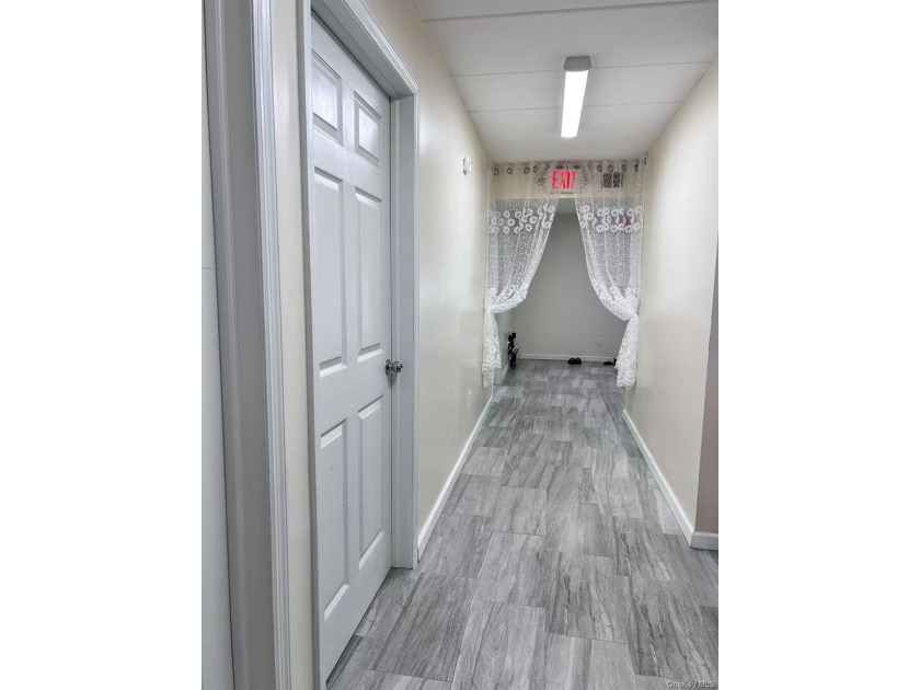 It's a rare spacious office in Flushing, featuring 912sqft of - photo 7