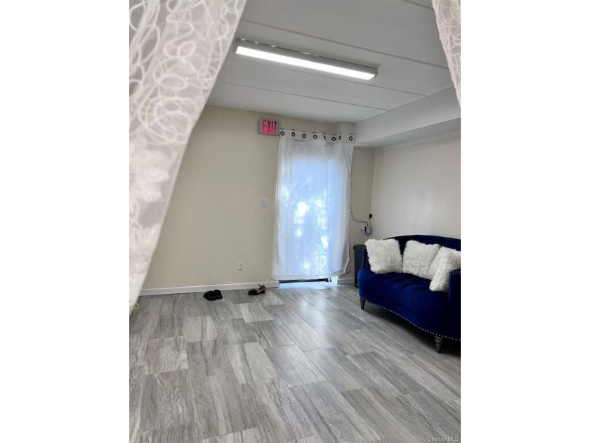 It's a rare spacious office in Flushing, featuring 912sqft of - photo 8