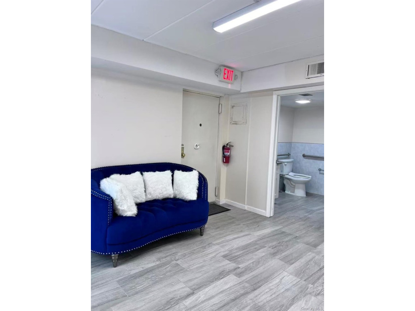 It's a rare spacious office in Flushing, featuring 912sqft of - photo 9