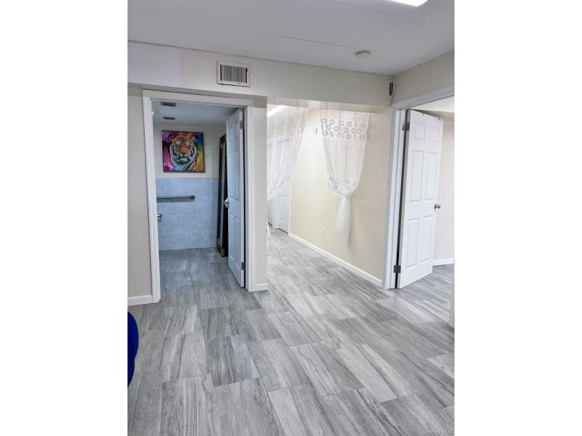 It's a rare spacious office in Flushing, featuring 912sqft of - photo 10