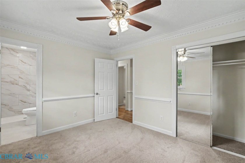 Outstanding HGTV brick rancher! Oversized attached garage! Open - photo 22