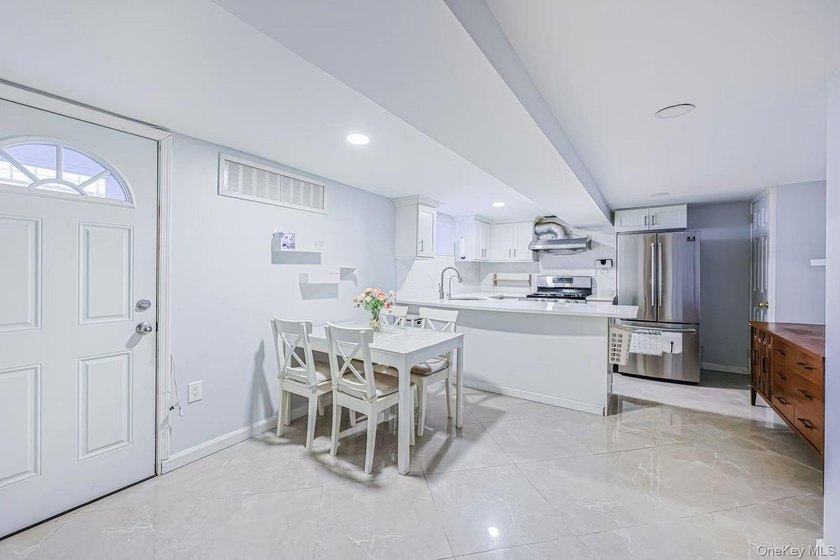 beautiful renovated One family home in the heart of bayside - photo 3