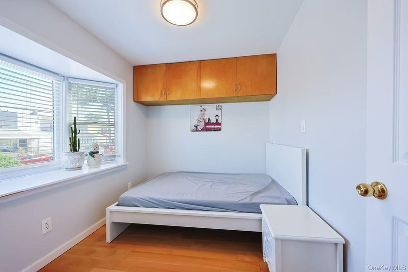 beautiful renovated One family home in the heart of bayside - photo 5