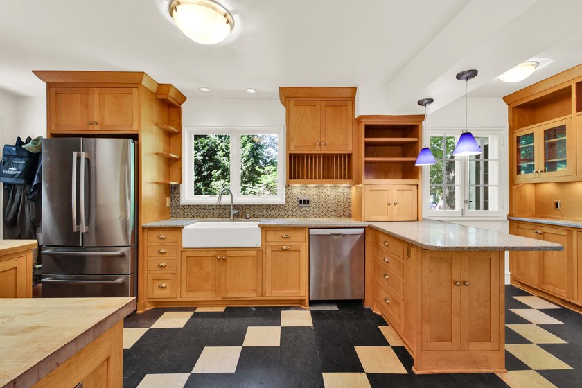 Welcome home to a beautiful 4 bedroom Eastside home. This home - photo 11