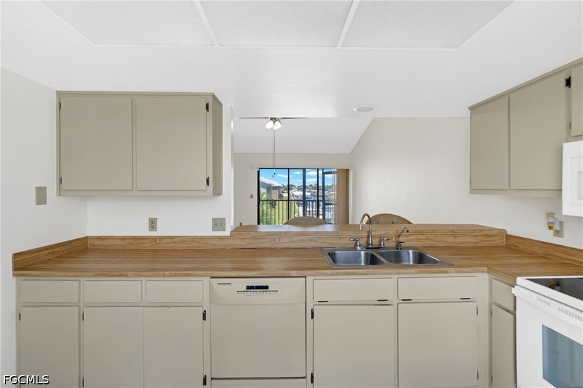 Welcome to Baruna Bay in desirable Southwest Cape Coral. This - photo 17