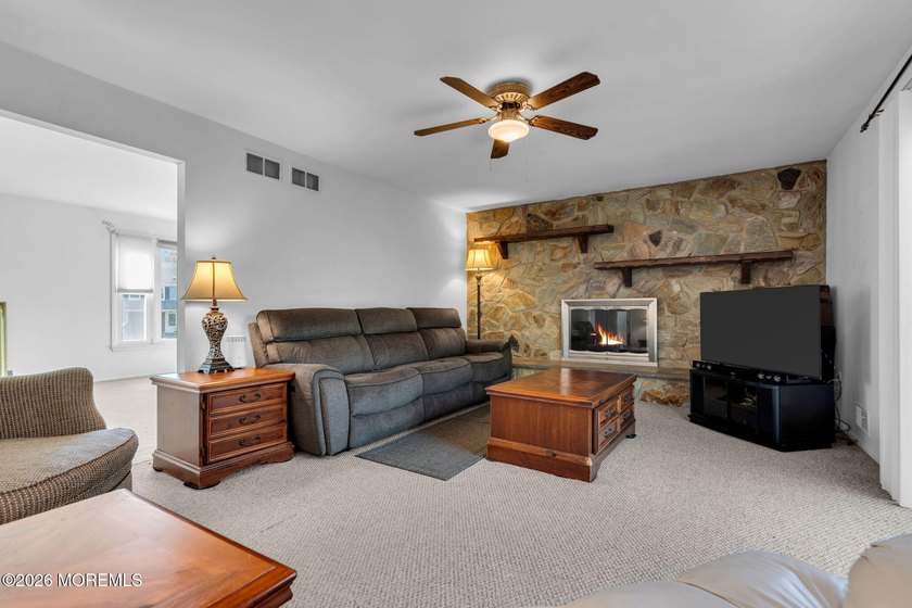 Welcome to this expansive 5-bedroom, 3 full bathroom home - photo 9