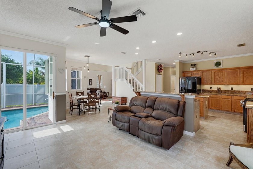 Beautifully maintained 5-bedroom, 3-bathroom home with a 3-car - photo 10