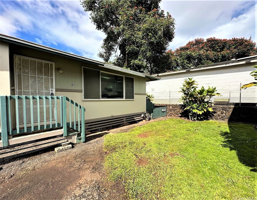 Two classic, well-maintained duplexes featuring a total of four - photo 2