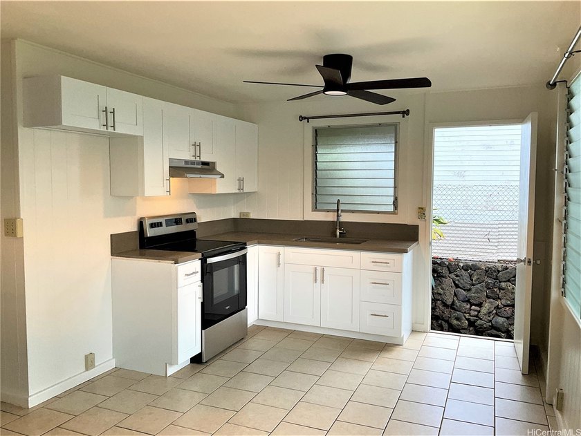 Two classic, well-maintained duplexes featuring a total of four - photo 5