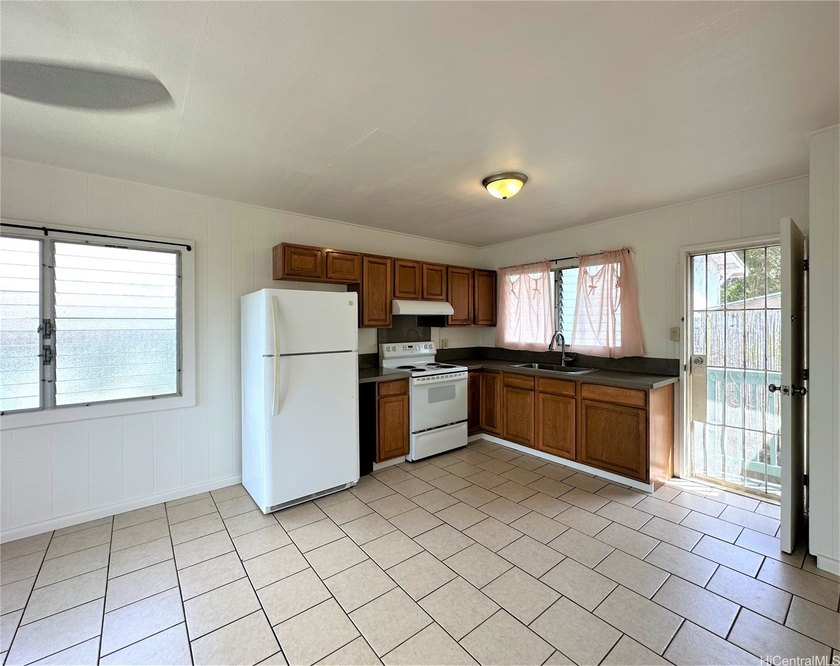 Two classic, well-maintained duplexes featuring a total of four - photo 6
