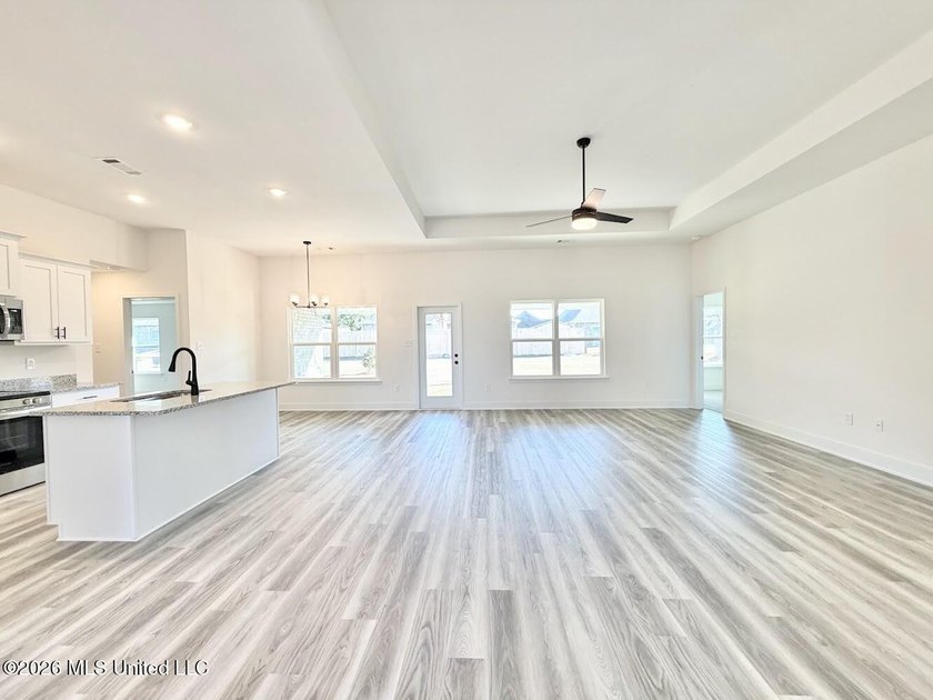 MOVE IN READY! Seller is offering concessions to buyers making - photo 11