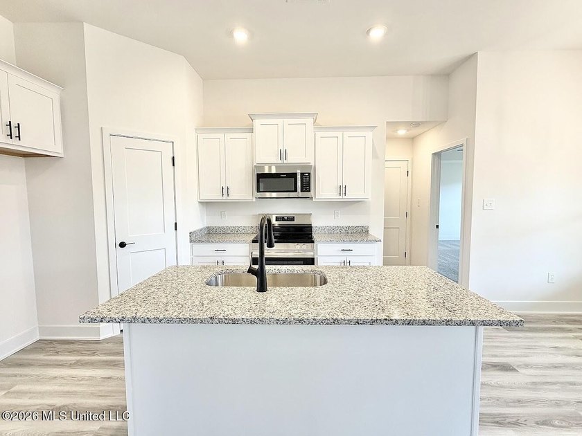 MOVE IN READY! Seller is offering concessions to buyers making - photo 13