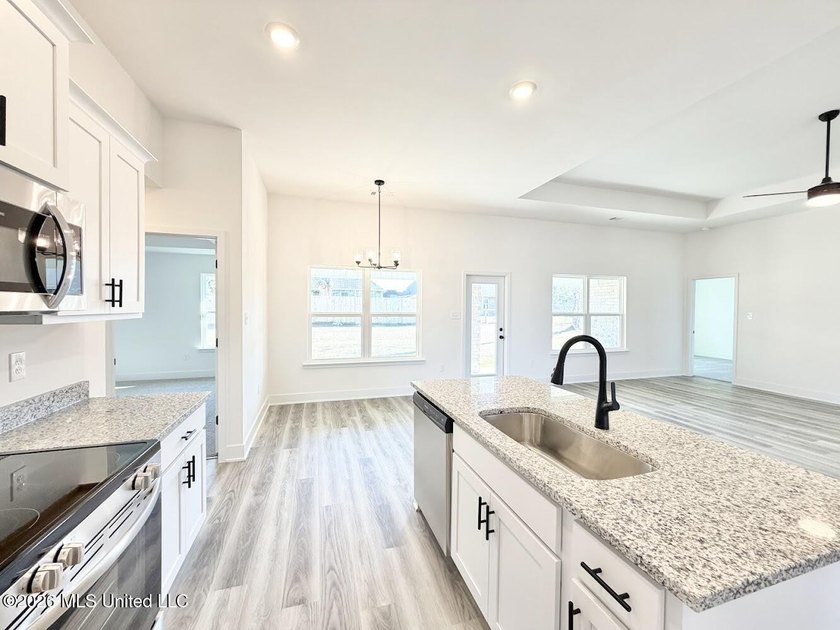 MOVE IN READY! Seller is offering concessions to buyers making - photo 14
