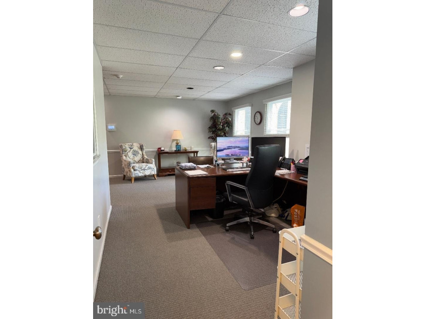 Offer has been accepted; no more showings. A rare opportunity to - photo 16