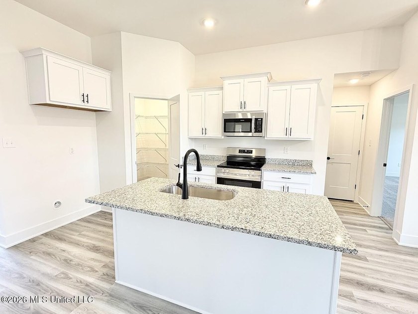 MOVE IN READY! Seller is offering concessions to buyers making - photo 18