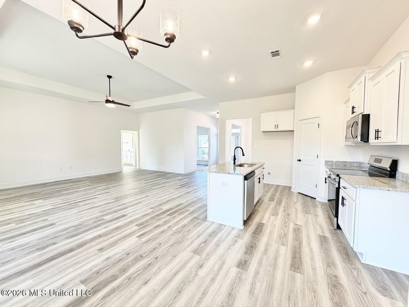 MOVE IN READY! Seller is offering concessions to buyers making - photo 19