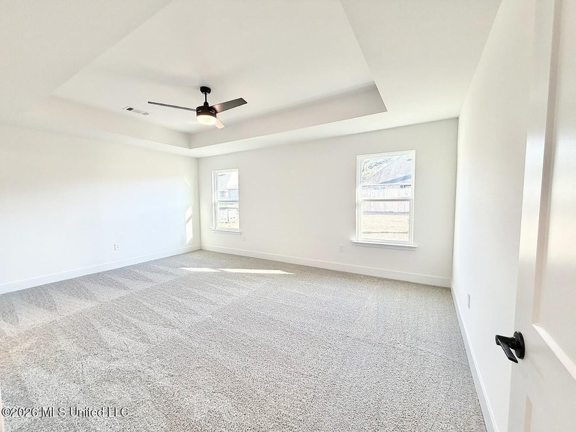 MOVE IN READY! Seller is offering concessions to buyers making - photo 23