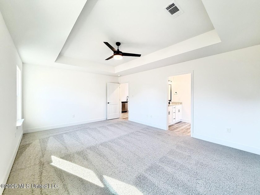 MOVE IN READY! Seller is offering concessions to buyers making - photo 24