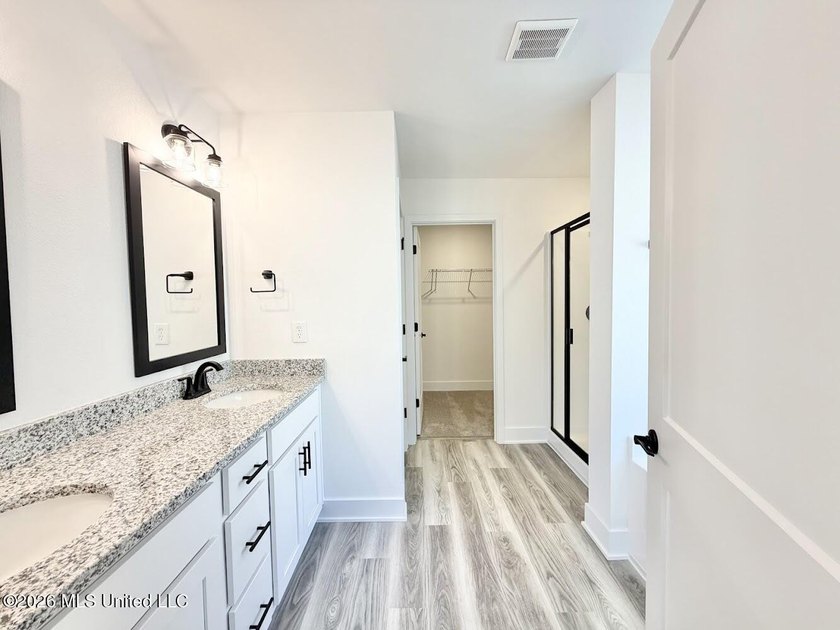 MOVE IN READY! Seller is offering concessions to buyers making - photo 26