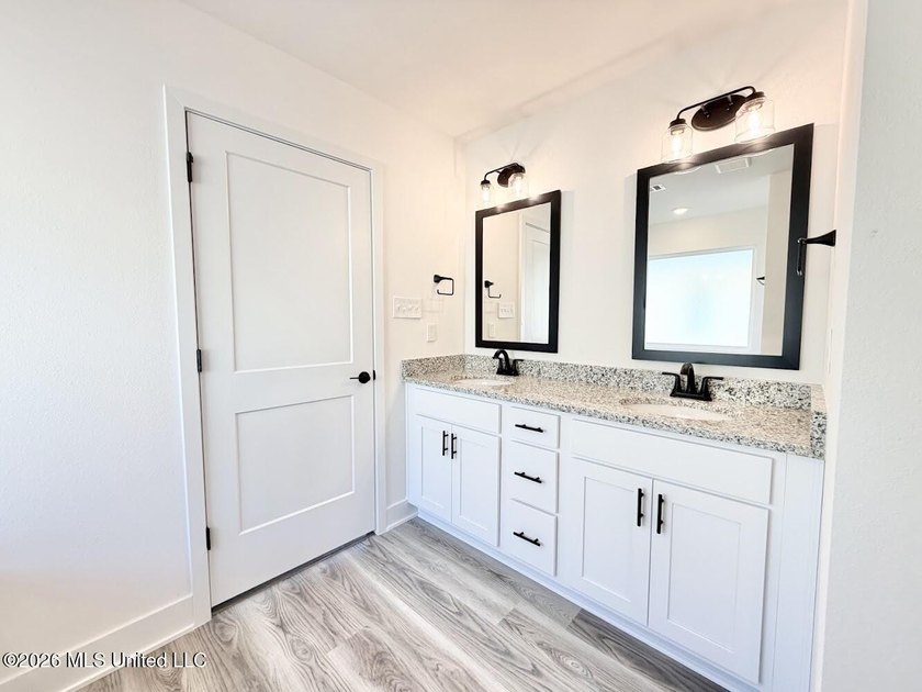 MOVE IN READY! Seller is offering concessions to buyers making - photo 30