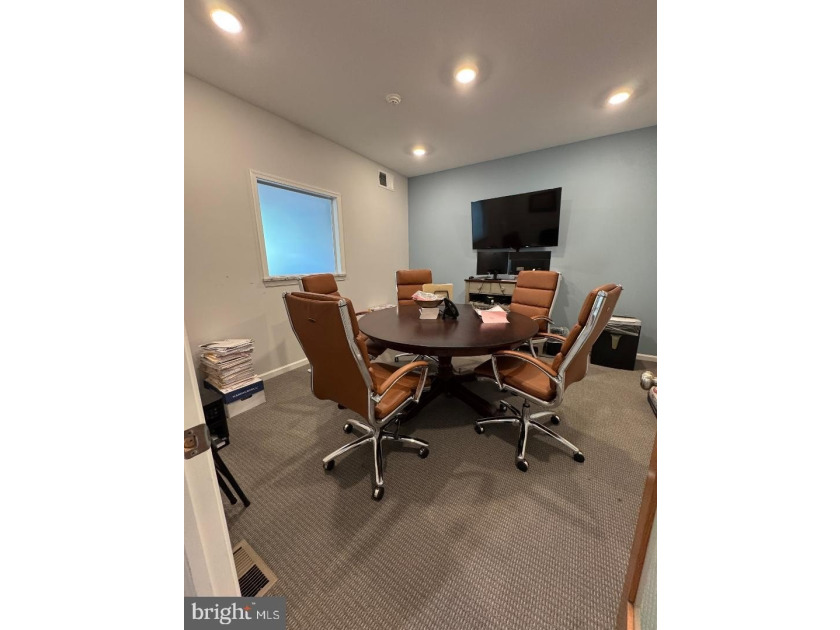 Offer has been accepted; no more showings. A rare opportunity to - photo 36